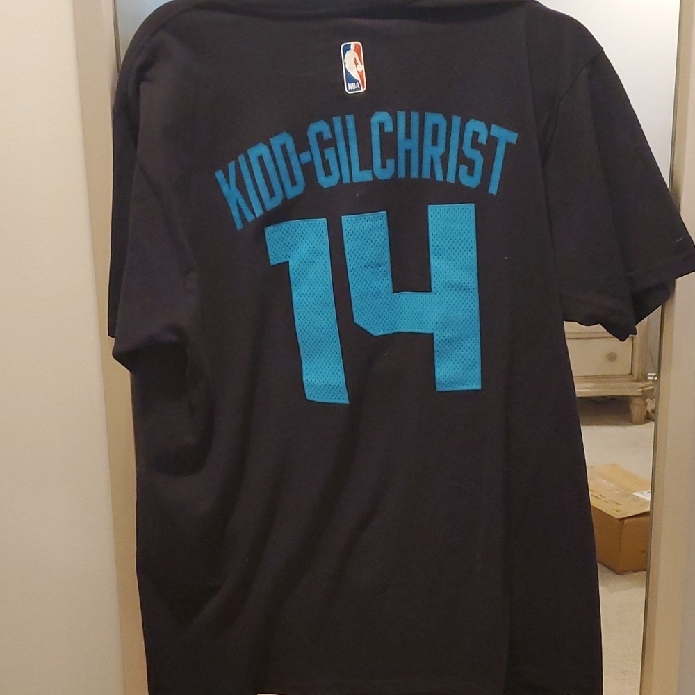 NWT Charlotte Hornets MKG T Shirt Jersey M (#15) - Picture 2 of 3